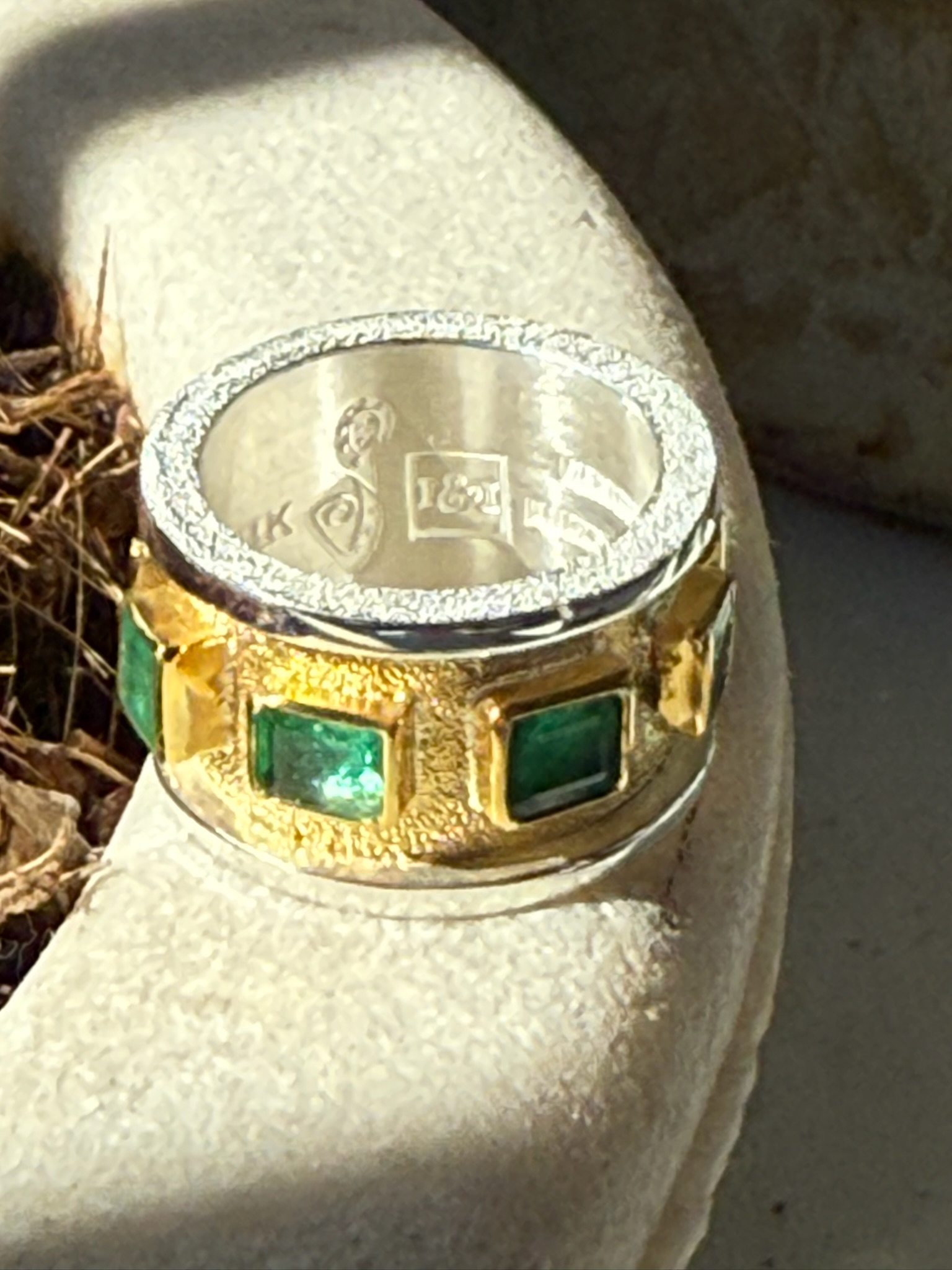 Indira & Isidro emerald ring in 925 silver and gold – handcrafted luxury jewelry